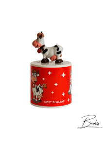 Plongez dans l’ambiance alpine avec cette boîte à musique vache suisse. Un souvenir original de Suisse qui ravira petits et grands.