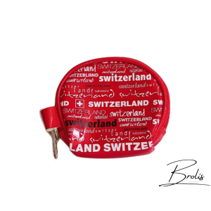 Un porte-monnaie souvenir Suisse rouge décoré du mot Switzerland dans différents styles. Pratique et élégant, parfait pour garder pièces et billets.