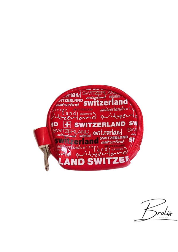 Un porte-monnaie souvenir Suisse rouge décoré du mot Switzerland dans différents styles. Pratique et élégant, parfait pour garder pièces et billets.